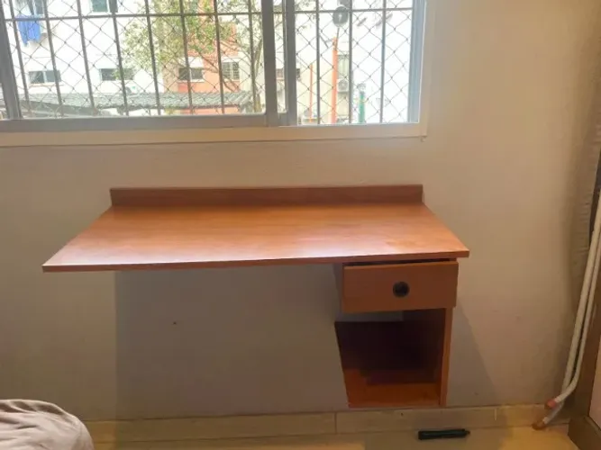 Mesa tipo escrivaninha suspensa MDF cor pinho
