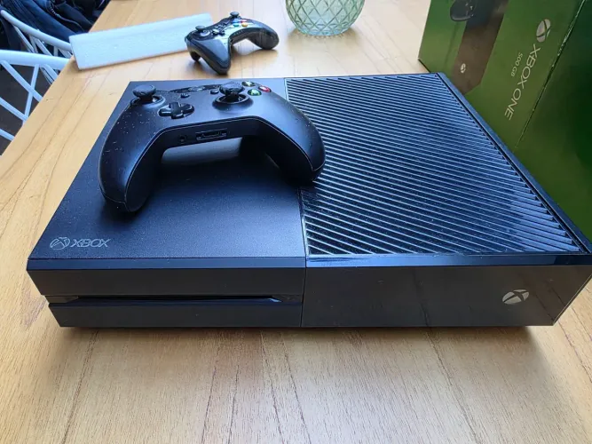 Xbox One - 500 GB com caixa