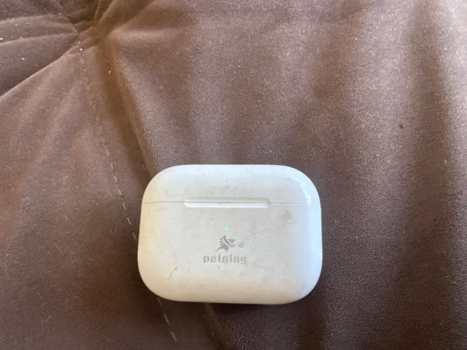 Fone de ouvido alto muito bom nenhum defeito do tá um pouco sujo