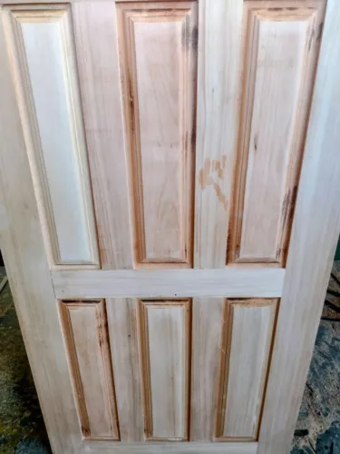 Porta em madeira maciça/ Fabricação própria