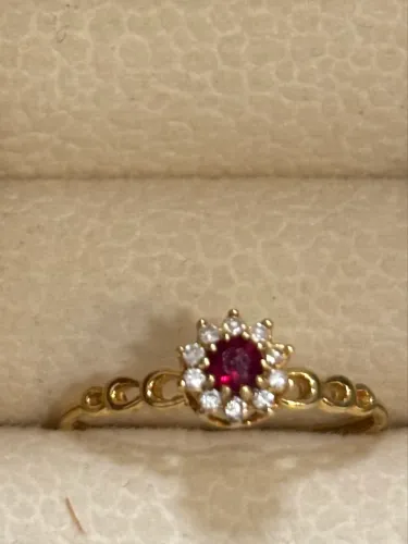 Anel com rubi e diamantes