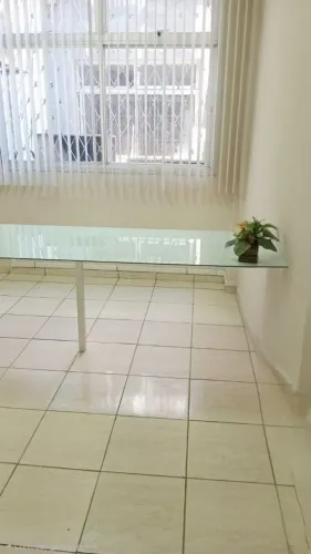 Excelente sala centro vila velha toda refrigerada, c/6 repartições e mesas