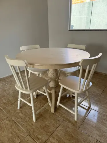Mesa de jantar redonda + 4 cadeiras 