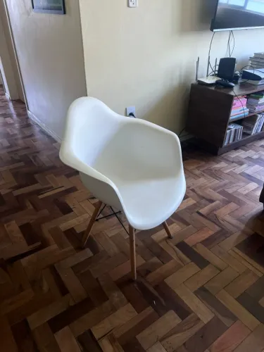 Kit - 4 X Cadeiras Charles Eames Eiffel Daw Com Braços Base De Madeira Clara - Branca Bege