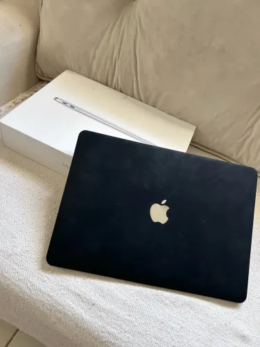 MacBook Air M1 usado apenas 4x