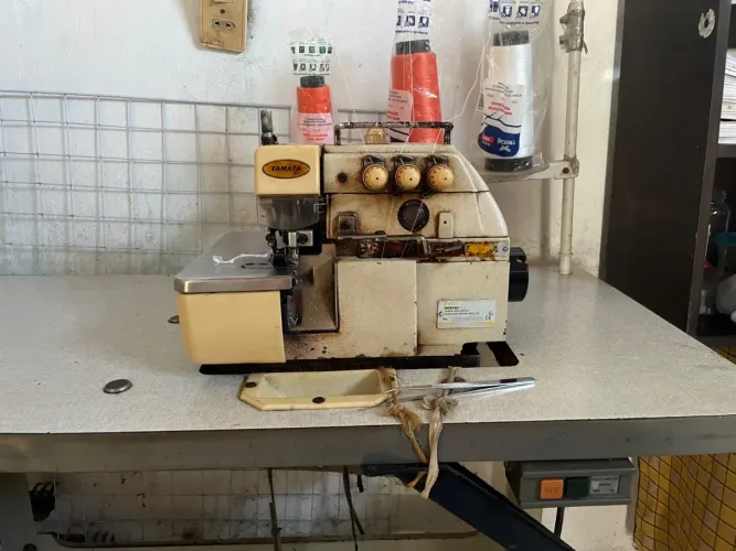 Máquina Overlock Yamata