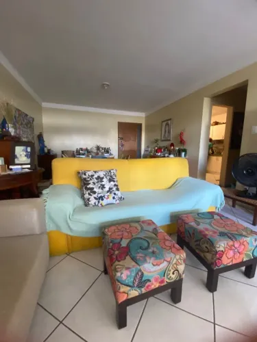 Sofá Amarelo - 3 a 4 lugares Altura0,90x1,95Lx0,85 Profundidade 