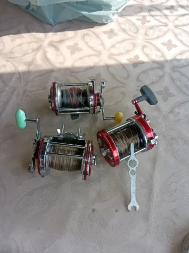 Vendo 3 caretilha uma abu Garcia e2 penn squidder