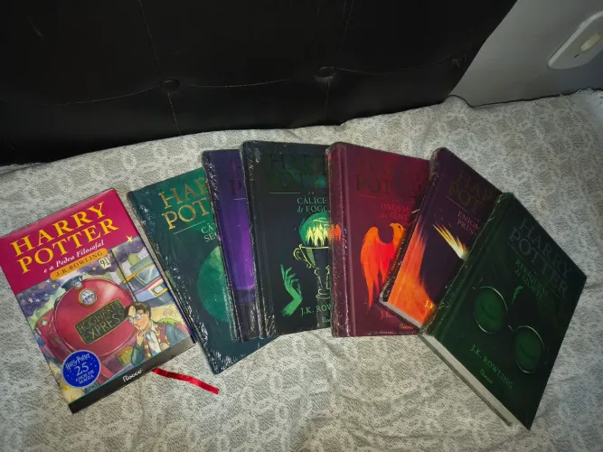 SAGA COMPLETA HARRY POTTER CAPA DURA. COM ED. COMEMORATIVA DE 25 ANOS.