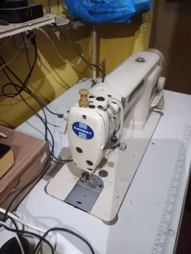 Máquina de costura reta