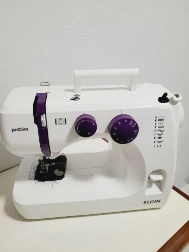 Máquina de costura Elgin 