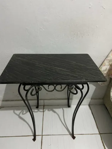 Mesinha com tampa de granito