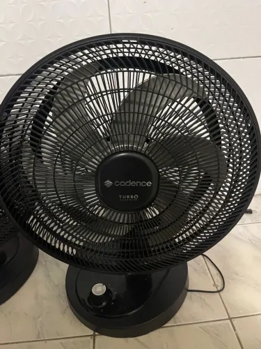 Vende se dois ventiladores 