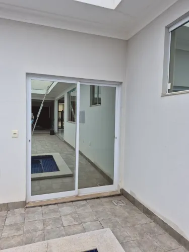 Vendo porta balcão 2 folhas e porta balcão 3 folhas.