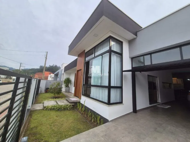 Casa Residencial à venda em Guabiruba Sul | 3 Quartos (1 Suíte) | Porcelanato | 2 Vagas |