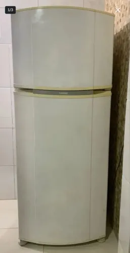 Geladeira grande e conservada