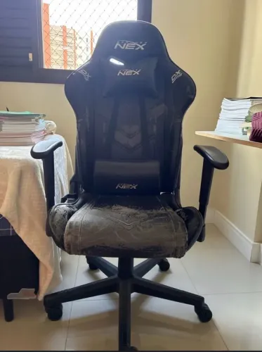 Cadeira gamer confortável mas com courino se desfazendo