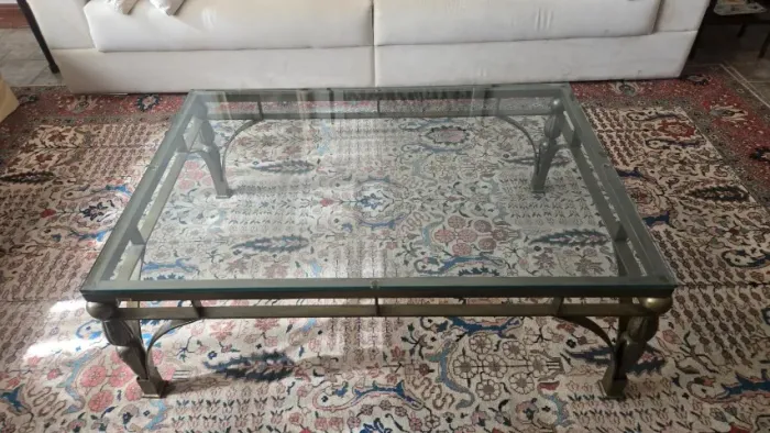 Mesa de centro de ferro envelhecido com vidro temperado
