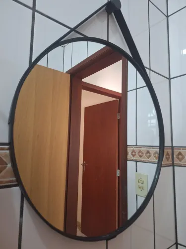 Espelho com revestimento em couro 