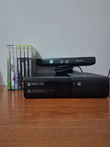 Xbox 360 Super Slim 200GB + Kinect + 3 Controles + Jogos