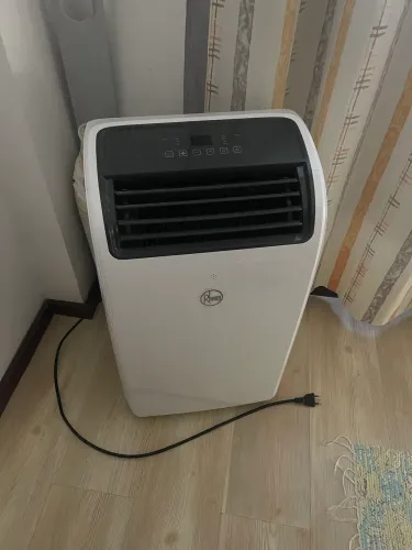 Ar condicionado portátil Rheem 12.000 BTUs, com funções quente e frio.