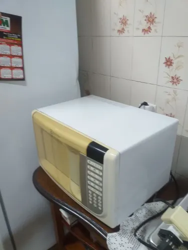 EXCELENTE MICRO-ONDAS MARCA ELETROLUX 31 LITROS DE CAPACIDADE COR BRANCA ERA DA MINHA TIA