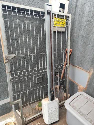 Motor de portão de elevação de corrente.