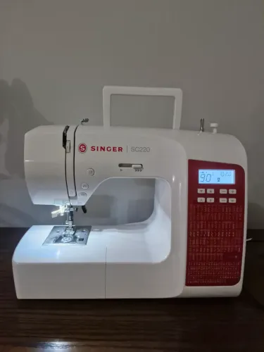 Máquina de costura singer SC220.