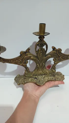 candelabro de mesa triplo de bronze maciço com acabamento dourado e detalhes florais