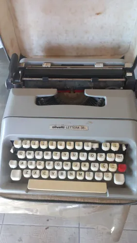 Máquina de escrever Olivetti Lettra 35 com maleta.