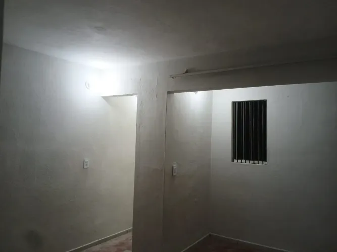 Alugo Casa -Recém reformada, ideal para casal ou solteiros.