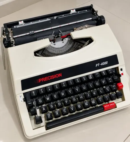 Máquina de escrever precision PT-4000