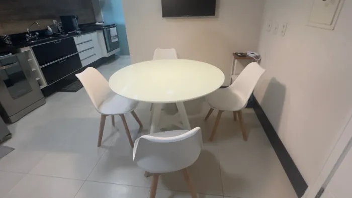 Jogo Mesa de Jantar Cozinha ou sala e 4 cadeiras. Excelente estado. Venda por mudança.