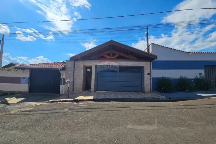 Casa à venda no José Tonolli em Itapira com 2 dormitórios, suíte, churrasqueira e garagem