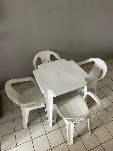 Conjunto Mesa e 4 Cadeiras com apoio de braço 