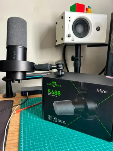 Microfone Dinâmico Fifine K688 + suporte de mesa