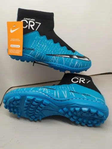 Chuteira society CR7