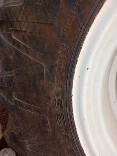 Vendo um par de pneus com aro 23/1/26