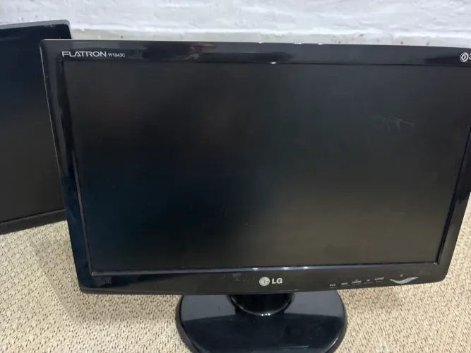 Vendo dois monitores defeito