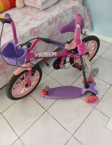 Bicicleta aro 16 + mais patinete com luzes nas rodinhas... Até 6 anos.. R$ 350,00 os dois
