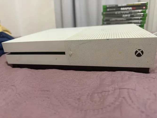 ? XBOX ONE S COMPLETO ?  Console muito bem conservado.Ideal para quem quer diversão