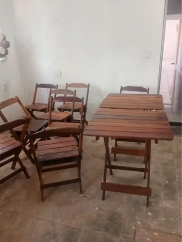 Dois jogos de mesa e calçadeiras madeira