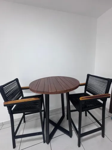 Vendo conjunto de mesa com banquetas altas