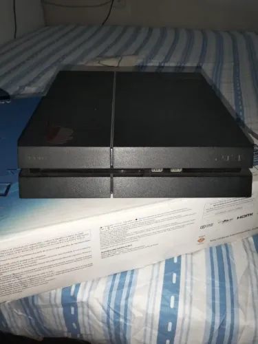 PS4 ONYX com um controle