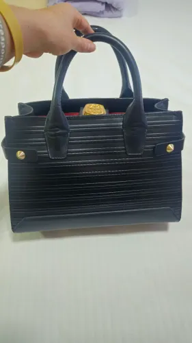 Bolsa de couro preta, marca shutz.