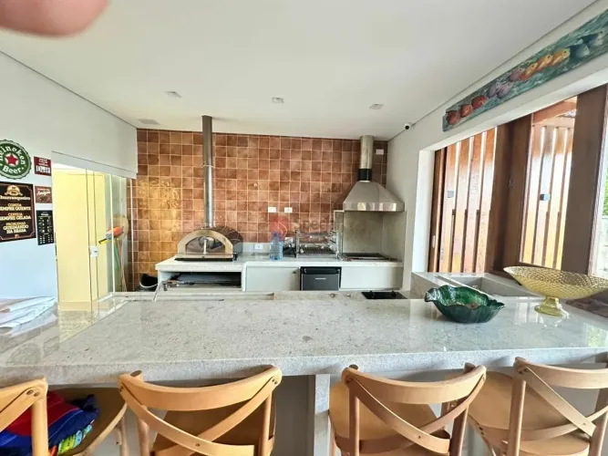 Casa em condomínio com 285 m² de terreno, 3 quartos, 1 suíte e 6 vagas de garagem.