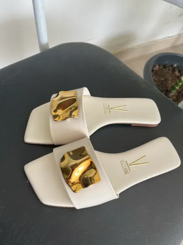 Rasteirinha off white com detalhe em dourado