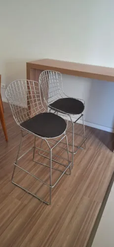 Par de Banquetas Cromadas com Almofadas - Design Moderno