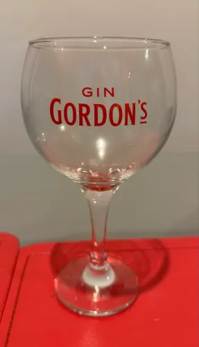 Taça balão de vidro incolor para gin 600ml, com logo Gordon's
