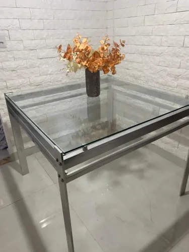 Mesa 1x1 em alumínio com tampo de vidro